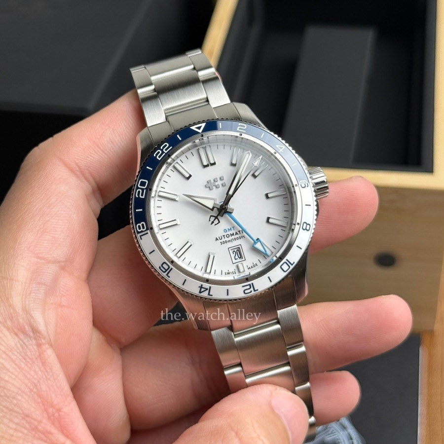 Christopher Ward Christopher Ward C60 Trident GMT 300 - White / Blue C60-40AGM31S0BW0-B0 - Bader Bracelet - Automatic GMT Diver