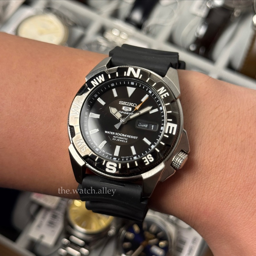 Seiko Seiko 5 Sports - SNZE81 / SNZE81J2 Black Dial - Automatic - Compass Bezel - Discontinued Model