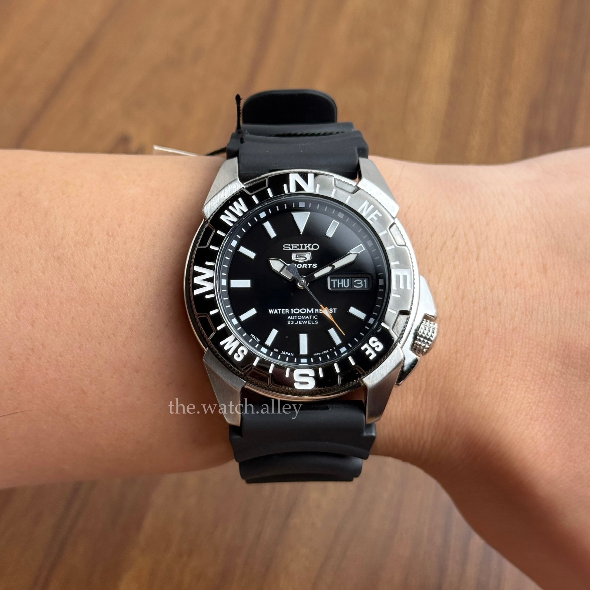Seiko Seiko 5 Sports - SNZE81 / SNZE81J2 Black Dial - Automatic - Compass Bezel - Discontinued Model
